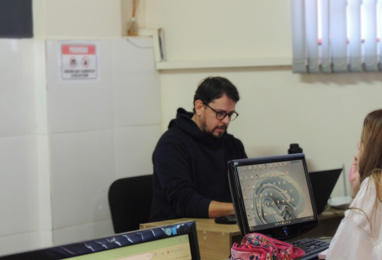 Taller de IA para todos, un encuentro con estudiantes del Colegio Técnico Privado IDT