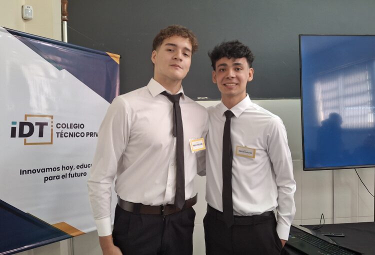 Aprendiendo todos juntos: así nació Artibot, el robot que enseña guaraní